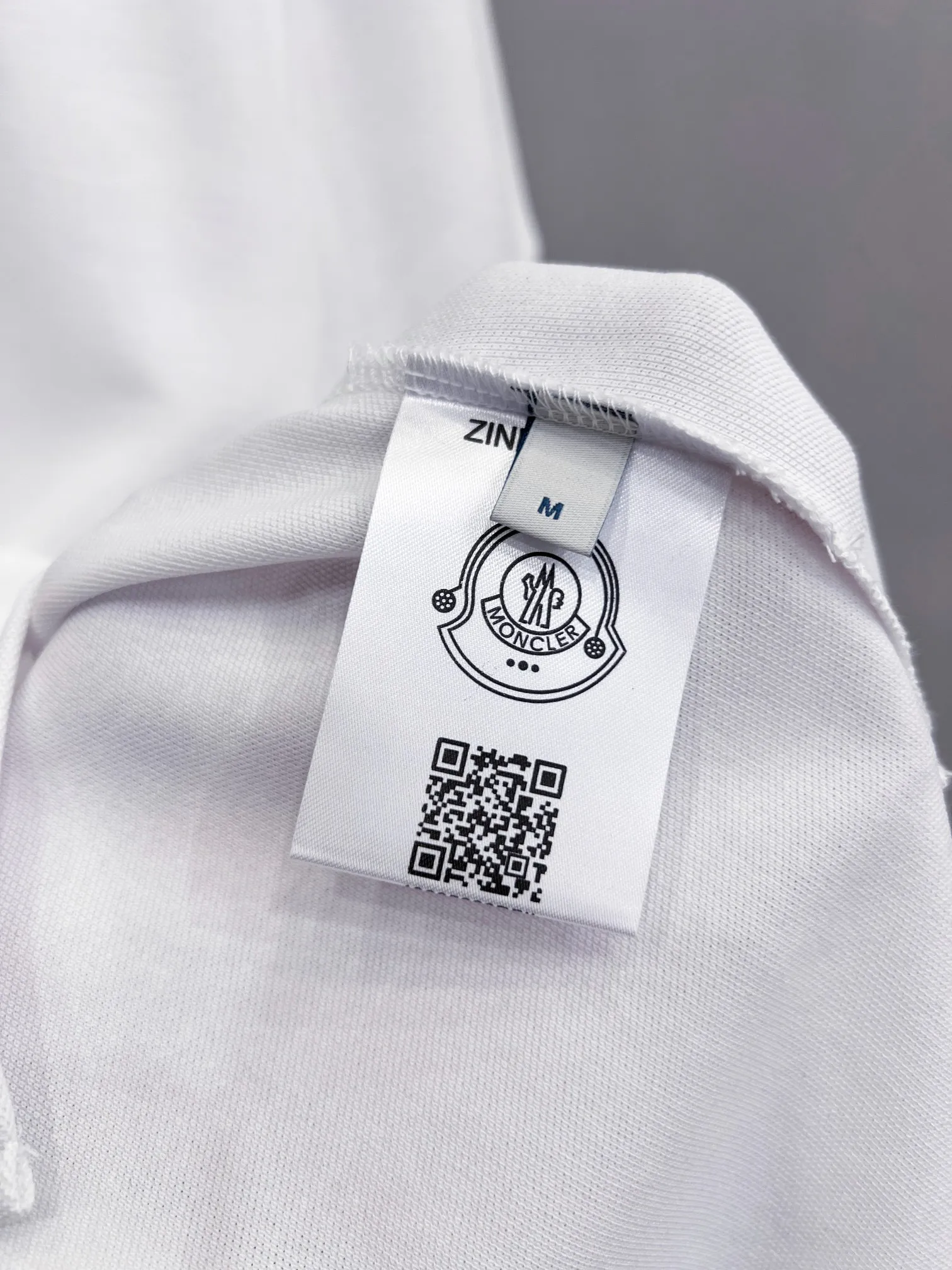 MONCLER New Arrival logo polo ： ， ， Breathable 。 ， ， ， Wear-Resistant ， 。 ： 。 ， logo ， ， Classic logo ， ：m 061 ：Black White Sizes：S M L XL